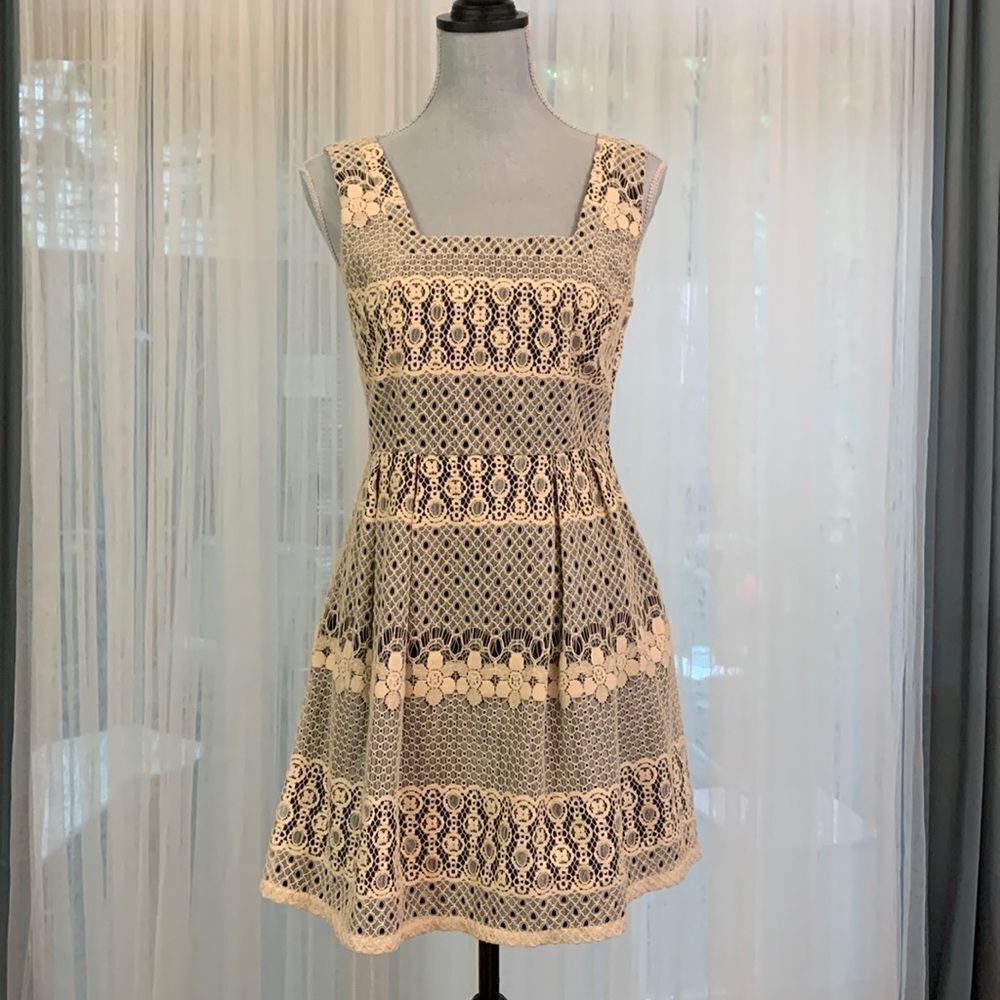 🟢3 for $20 FISHBOWL lace dress fit & flare cutout back panel w elastic bands